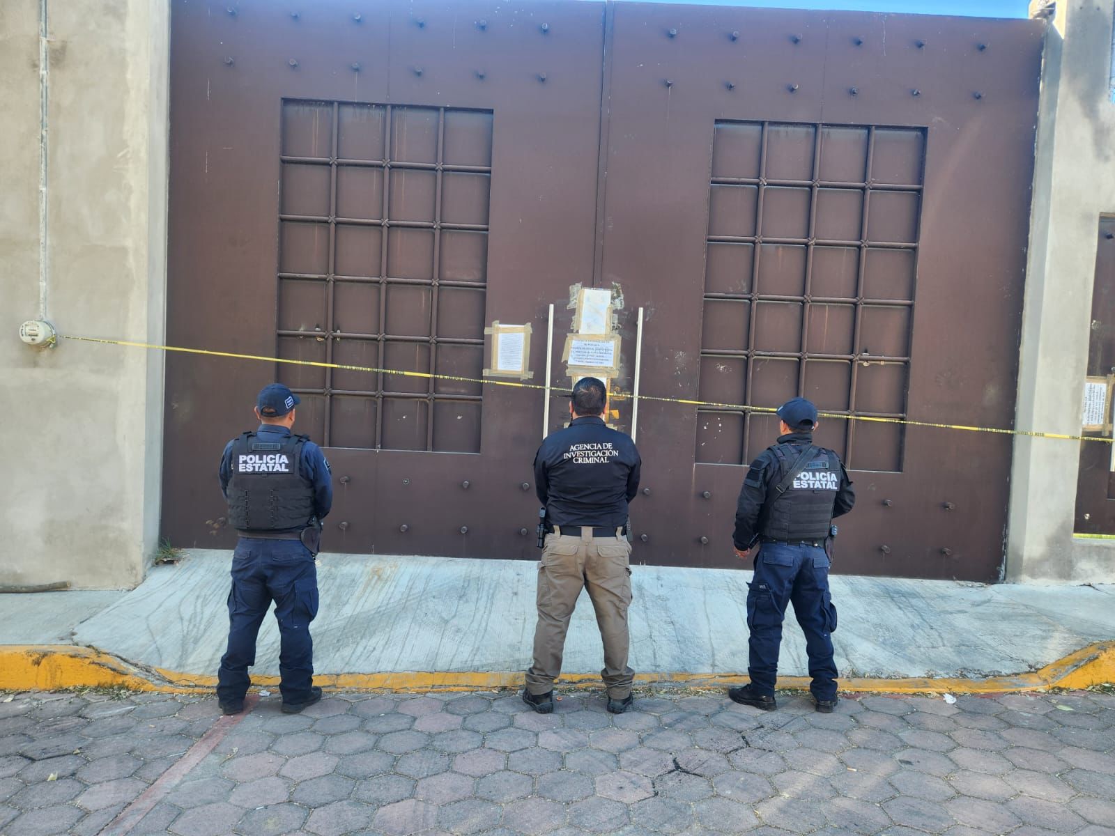 En cateo FGR asegura inmueble, tractocamión, vehículos de alta gama y un arma de fuego en Tlaxcala